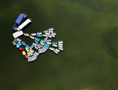 Desde el cielo, algunas de las lanchas de colores que se encuentran en el lago del Parque Simón Bolívar.