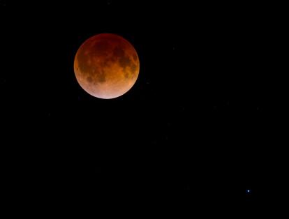 En julio se presentará un fenómeno para los amantes del terror y la ciencia ficción. La ‘Luna de sangre’ o ‘Luna Roja’ se verá en Europa, Asia y África desde el 20 de julio. Este acontecimiento se da porque la  luna pasa por detrás  de la sombra de la tierra  y la atmósfera ilumina con un brillo rojo.