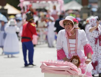 En el marco del Carnaval de Negros y Blancos, en Pasto (Nariño), se llevó a cabo el desfile de la Familia Castañeda.