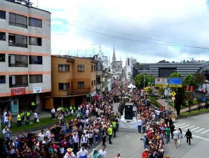 Los manizaleños y los más de 300 mil turistas que llegaron a la ciudad para la feria salieron a la avenida Santander desde las 10 a. m.