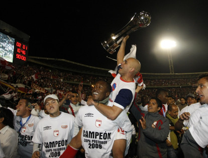 Omar Pérez llegó a Santa Fe en el 2009 y ese mismo año empezó a conseguir títulos con el equipo bogotano. El conjunto 'cardenal' iba perdiendo la serie de la Copa Colombia hasta que ingresó el '10' al campo y anotó los goles para llevar la final a penales, donde se impuso el 'león'.
