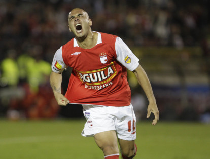 Omar Pérez se empezó a ganar a la hinchada 'cardenal' con un impresionante gol desde fuera del área a Millonarios. El gol del '10' abriría la cuenta de un partido que ganó Santa Fe 4-2.