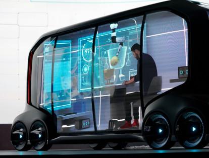 El carro eléctrico de conducción autónoma "e-Pallete", presentado por Toyota durante el CES 2018, permitirá transporte de pasajeros y de carga.