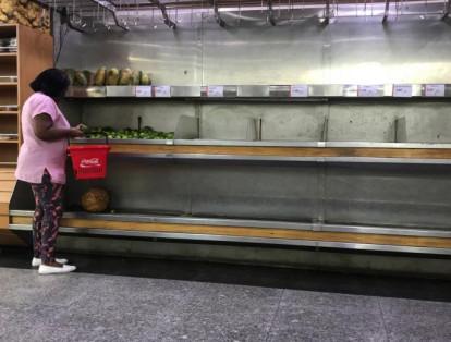 Hordas de compradores desesperados vaciaron supermercados y bodegas la semana pasada después que el presidente Nicolás Maduro ordenara a cientos de tiendas de comestibles reducir sus precios en un último intento por poner un límite a la hiperinflación.