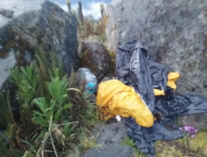 Varias bolsas de basura con residuos sólidos fueron halladas a 4 mil metros de altura en el nevado del Tolima, por personal del Cuerpo de Bomberos de Ibagué, Defensa Civil y Cortolima. Turistas son al parecer quienes dejan basura en el lugar.