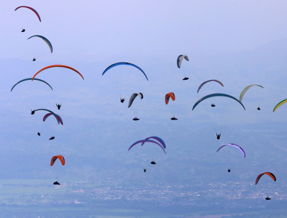 Los participantes aprovechan el clima y los vientos del municipio vallecaucano de Roldanillo, para descrestar a los asistentes con sus acrobacias en el aire, en pruebas que duran cerca de tres horas.