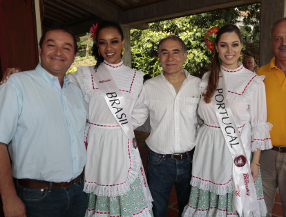 Candidatas acompañadas de Marcelo Salazar (izquierda), Presidente del Comité de Cafeteros de Caldas; José Fernando Gutiérrez y José Jaramillo, funcionarios de Café Liofilizado.