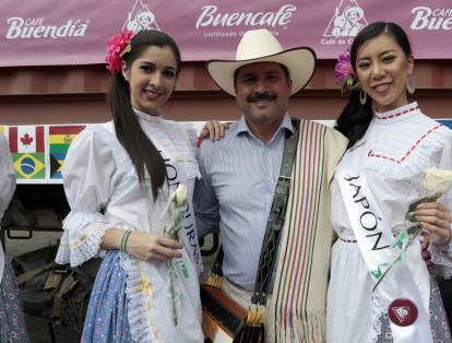 Juan Valdez acompañado de la señorita Honduras y Japón, durante la visita a la planta de Café Liofilizado en Chinchiná.
