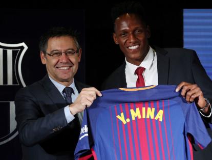 El presidente del Barcelona, Josep María Bartomeu, le entrega a Yerry Mina la camiseta con su nombre. Aunque todavía no sale el número se presume que el colombiano jugará con el 24.