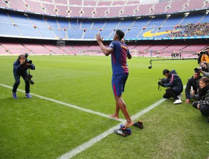 Los primeros pasos de Mina en el Camp Nou fue orando y agradeciendo a Dios el logro deportio que ha alcanzado.