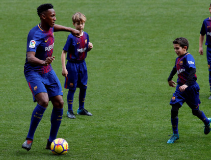 El defensa jugó un rondo con los niños de la escuela del Barcelona.