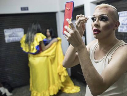 El maquillaje y los atuendos fueron protagonistas del concurso. En la imagen, la representante por el departamento de Valle del Cauca se prepara antes del desfile.