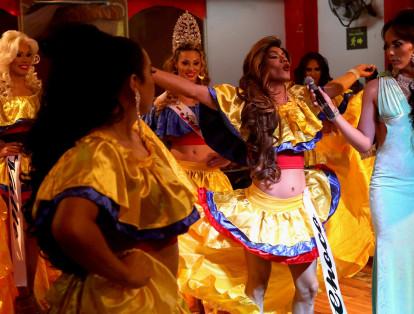 Durante una de las presentaciones, las candidatas bailaron con coloridos trajes. En la imagen, la representante de Chocó habla ante el público.
