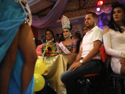 Durante el desfile final, las participantes se robaron la atención de los asistentes. La foto muestra a parte del jurado encargado de elegir a la Señora Gay Colombia para el nuevo periodo.