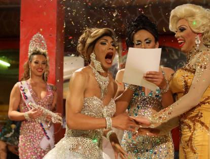 La decisión final fue otorgarle la corona a la candidata de Chocó, Julieth Mendoza (izq.). La imagen muestra su reacción tras enterarse de que ganó el concurso.
