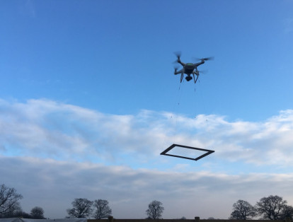 El cultivo se apoya en drones  'drones' y pequeños 'rovers' de exploración que tienen como objetivo controlar el desarrollo del cultivo desde el aire mientras que los 'rovers' recogían muestras de tierra para comprobar el buen crecimiento de la semilla.