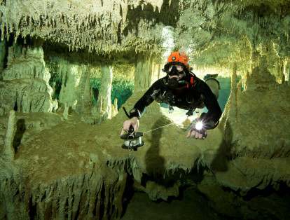 El Sistema Sac Actun, localizado al noreste de la turística ciudad de Tulum, ahora suma 347 kilómetros de cuevas subacuáticas tras absorber al Sistema Dos Ojos, que ocupaba el cuarto lugar en tamaño y cuyo nombre desaparecerá por la fusión, según las normas de espeleología.