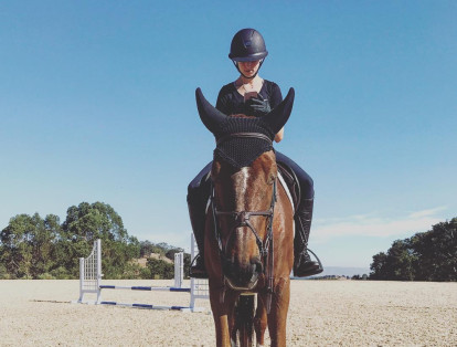 Los caballos son la pasión de esta joven, quien ha dividido su tiempo entre estudiar y participar en competencias ecuestres.