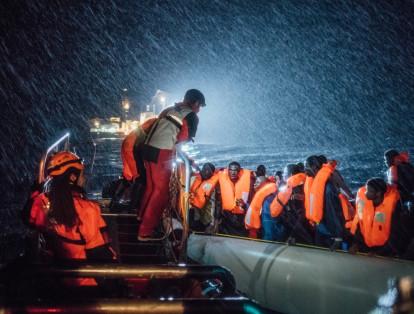 El equipo de búsqueda y rescate de Médicos Sin Fronteras y SOS Mediterannee trabaja en terribles condiciones en el mar Mediterráneo mientras ayuda a un barco donde se encuentran migrantes y refugiados en peligro frente a la costa norte de Libia.