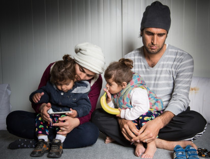 Karon, de 31 años, se sienta con su esposa y sus dos gemelas en un refugio en la isla griega de Lesbos. La familia llegó en 2016 y no puede continuar su viaje a Europa por que las autoridades griegas no lo permiten. "No quiero que mis hijas vuelvan a ver lo que yo he visto en Iraq. Es por eso que dejamos nuestro país, donde todo está paralizado” dijo.