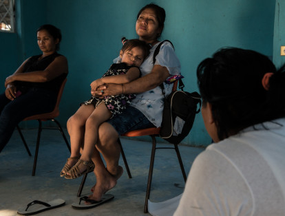 Una mujer descansa con su nieta durante una sesión de apoyo de Médicos Sin Fronteras (MSF) para mujeres en un refugio para migrantes en Tenosique, México. Según una encuesta de MSF, casi un tercio de las mujeres que migran a través de México sufren abusos sexuales.