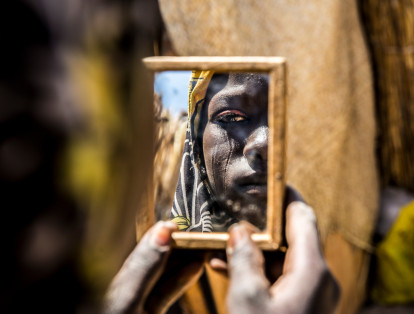 Una mujer que acude a una clínica prenatal de Médicos Sin Fronteras en Diffa, Níger, mira su reflejo en un espejo de mano.