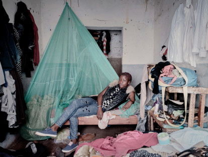 Debora Njala, 18 años, yace en su cama en Chiradzulu, Malawi. Deborah contrajo el VIH de su madre durante el embarazo. A pesar de que también dio positivo en la prueba de tuberculosis, ella asegura: "Con la medicación adecuada lograré mis sueños y el futuro será brillante".