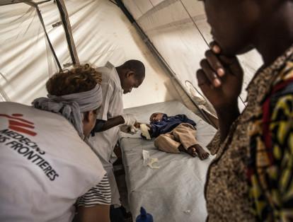 Las enfermeras de Médicos Sin Fronteras examinan a un niño en el centro de tratamiento de cólera en Katana, República Democrática del Congo.