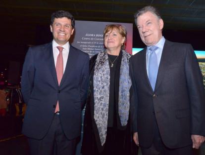 Andrés López, director de Corferias; Mónica de Greiff,  directora de la Cámara de Comercio,  y  Juan Manuel Santos, presidente de la República.