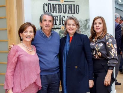Esperanza Gómez, Óscar Jaramillo Botero, Margarita Gómez Arrubla y Ana María Daza .