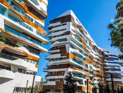 7.	La reconocida firma de arquitectos Zaha Hadid se encargó de la construcción de City Life, un complejo habitacional de Milán, Italia. Todos ellos cuentan con un diseño interior curvilíneo. Resaltan, en la parte exterior, los detalles en madera utilizados.