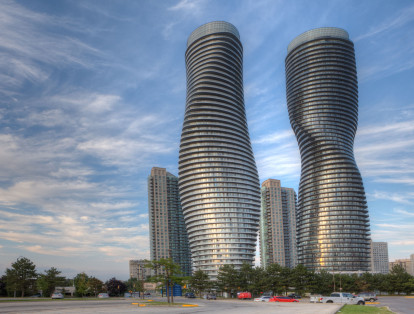 6.	Son dos los edificios en forma de espiral que conforman la Absolute Towers. creadas por los arquitectos MAD en Mississauga, Canadá. Gracias a la demanda que tuvo el proyecto, se tuvo que construir una segunda torre.