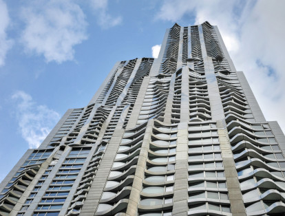4.	Nueva York es la ciudad de los rascacielos, pero ninguno es tan particular como  8 Spruce Street, el creado por Gehry Partners. Este edificio ondulado y brillante se inauguró en 2011.