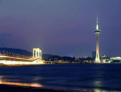 4.	En la tercera posición está el ‘Puente de Hong Kong – Zhuhai – Macau’.  Una obra que tiene 55 kilómetros alternando entre túneles y puentes que conectan las tres ciudades principales del Río de las Perlas en China.