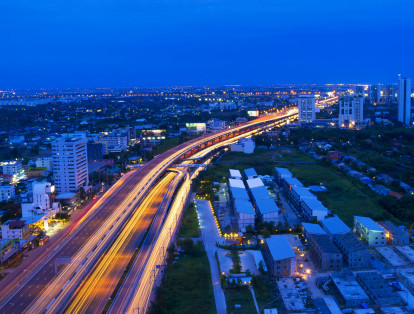 5.	La ‘Vía Rápida Bang Na’ ocupa la cuarta posición con 6 carriles de 54 kilómetros de extensión para los amantes de la velocidad. La construcción se ubica en Bangkok Tailandia y se entregó en 2011.