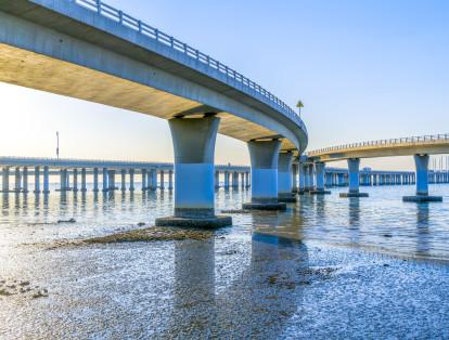 6.	42,5 kilómetros permiten que el ‘Puente de la bahía de Qingdao’, ocupe la quinta posición. Esta construcción  también es conocida con el nombre ‘Jiaozhou Bay’ y conecta el este de Qingdao con la isla de Huangdao, en China.