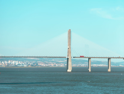 10.	Portugal llega a la novena posición con el puente ‘Vasco Da Gama’, el más largo de Europa. La construcción tiene 12,3 kilómetros y se ubica en río Tajo en Lisboa.