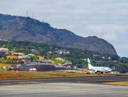 Aeropuerto de Madeira. La pista de este aeropuerto ubicado en Portugal es considerada peligrosa por las fuertes turbulencias que hay en la zona, por lo que los pilotos necesitan una licencia especial para operar en este lugar.