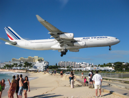 Aeropuerto Princess Juliana. La pista de aterrizaje de este lugar ubicado en la isla caribeña de St. Martin está justo al lado de la playa, donde cientos de turistas tienen una vista muy cercana de los aviones.