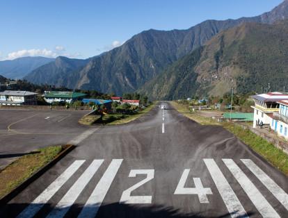 Aeropuerto de Lukla. Está ubicado en Nepal y su pista de aterrizaje se encuentra entre múltiples montañas. Además, se considera peligrosa por las casas que hay justo a unos cuantos metros de donde despegan y aterrizan los aviones.