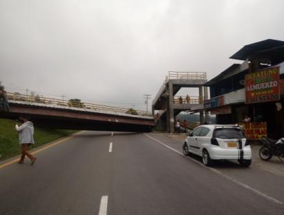 De acuerdo con el capitán Álvaro Farfan, delegado departamental de Bomberos de Cundinamarca, se tiene cierre total que via  que va de Bogotá hacia los municipios de Silvania, Fusagasugá y corregimientos aledaños.