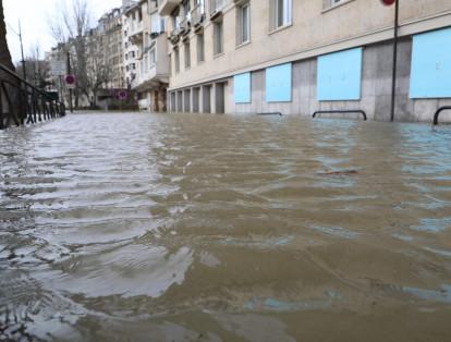 En la capital francesa, las autoridades recomiendan que las personas se resguarden en sus viviendas y que estén atentos a sus bodegas subterráneas. En la imagen, una zona bancaria de París afectada por las inundaciones.