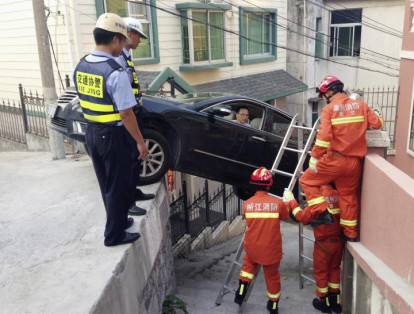 2-	En 2014, un vehículo se atascó en un callejón en Wenzhou, China. El conductor no logró frenar a tiempo en una maniobra, y el automóvil rodó por el borde de una carretera, atascándose como se observa en la imagen.