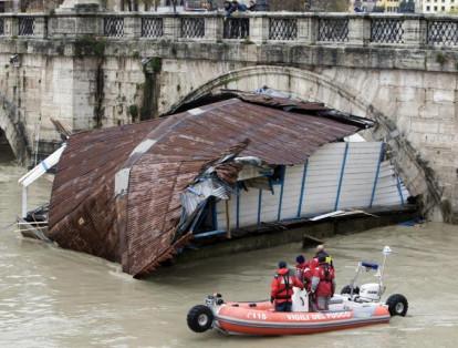 6-	En Diciembre de 2008, un barco quedó atrapado en el arco del puente Sant’Angelo sobre el río Tiber, ubicado en el centro de Roma, capital de Italia. La gente observa el suceso con asombro.