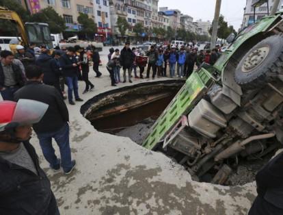 9-	Un camión se atascó en un gran sumidero de una carretera de Guilin, región autónoma de Zhuang, en China.
