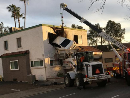 11-	Un automóvil se estrelló contra el  segundo piso de una construcción, debido a que, según los medios locales, se elevó al chocar contra un separador vial. El suceso ocurrió el 14 de Enero de este año, en California, Estados Unidos.