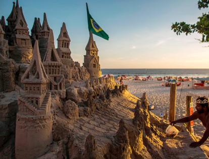 2.	A pesar de las elevadas temperaturas de 40 grados que sofocan a los visitantes de la playa, el ‘rey’ del castillo de arena retoca a toda prisa el castillo desde hace 22 años.