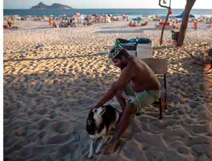 5.	Este bromista pronto cumplirá 44 años y se enorgullece de vivir en la playa sin tener que pagar facturas, de hecho reconoce que no podría vivir de otro modo. “Crecí en la bahía de Guanabara, siempre viví en la playa”.