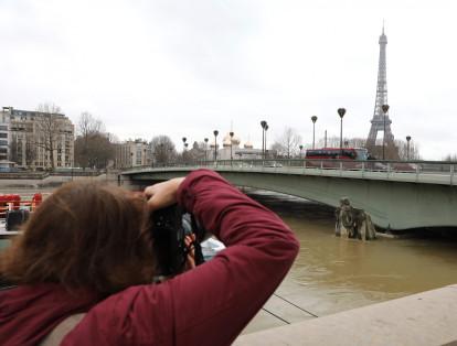 Tras varios días de fuertes precipitaciones, algunos tramos de los muelles del Sena estaban ya bajo el agua, por lo que las autoridades pidieron a los parisinos que evitaran los bancos cercanos al río.