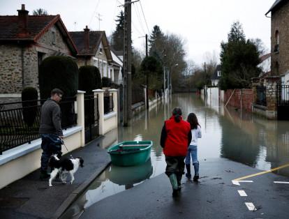 En total, catorce departamentos del noreste de Francia están en alerta ante el riesgo de inundaciones, principalmente alrededor de la cuenca del Sena y el Saona.